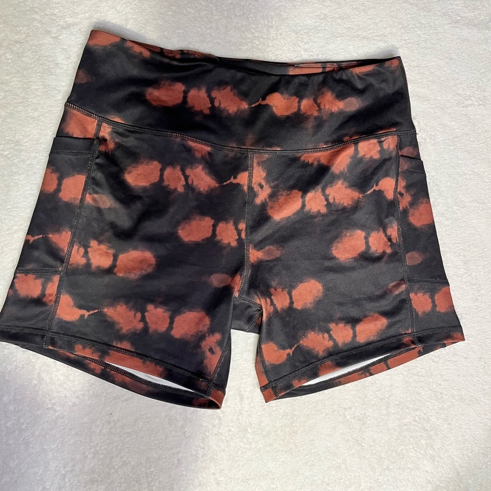 High-Waist Tie-Dye Athletic Shorts - Black & Rust
